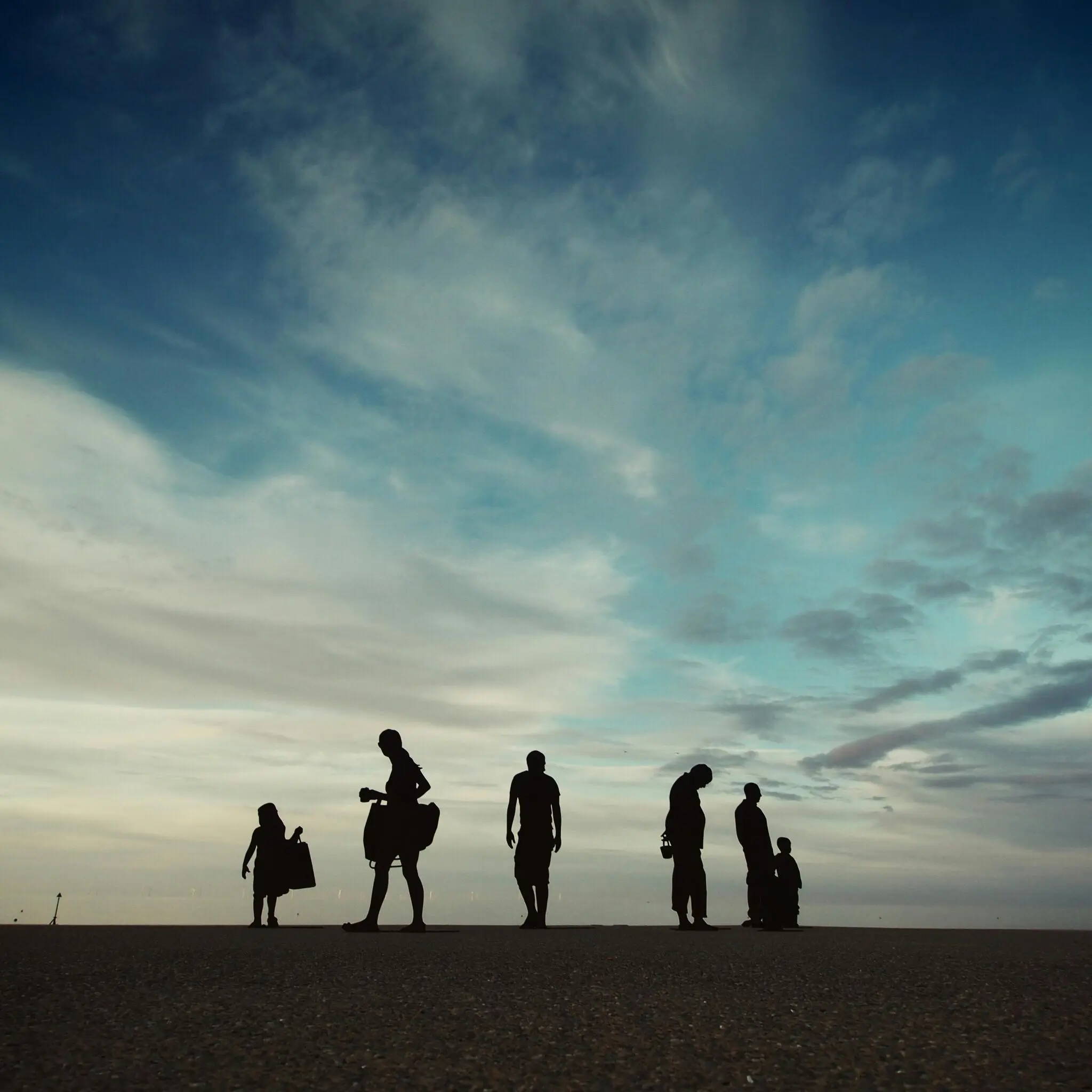 reunidos en un anochecer fantástico en la playa