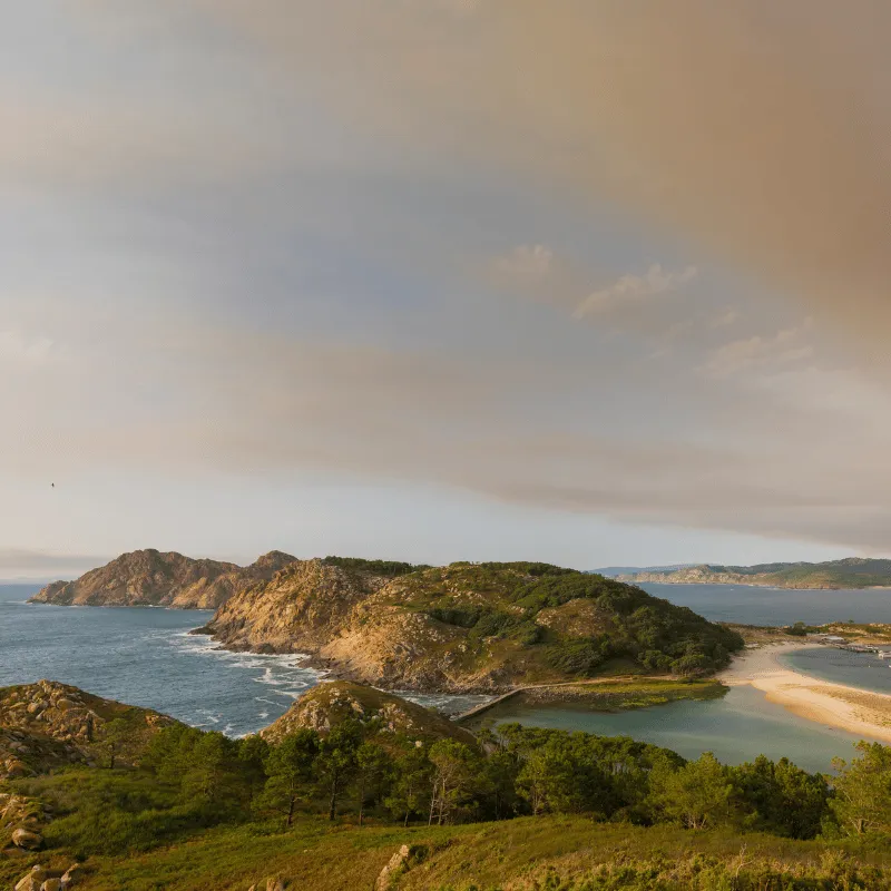 Un viaje íntimo y lento por Galicia y Asturias, del 8 al 14 de septiembre, en grupo reducido de solo 8 personas. Termas, pueblos marineros, Lagos de Covadonga y experiencias únicas, con guía personal y alojamientos con alma.