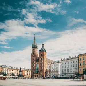 Viaja por Polonia del 4 al 11 de octubre en una experiencia íntima y cultural que recorre Cracovia, Varsovia, Wroclaw, Poznań, Toruń y Gdańsk. Historia viva, arquitectura impactante y momentos que no caben en la maleta.