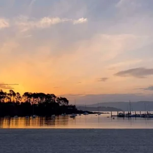 playa galicia al atardecer , en pueblo de rias Baixas