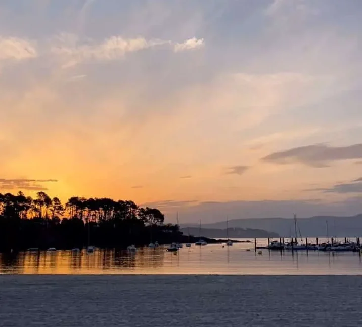 playa galicia al atardecer , en pueblo de rias Baixas